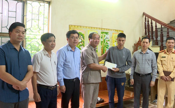 Thăm hỏi c&aacute;c gia đ&igrave;nh c&oacute; nạn nh&acirc;n tử vong do tai nạn giao th&ocirc;ng tại huyện Hoa Lư