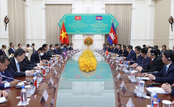 Thủ tướng Ch&iacute;nh phủ Phạm Minh Ch&iacute;nh hội đ&agrave;m với Thủ tướng Samdech Techo Hun Sen