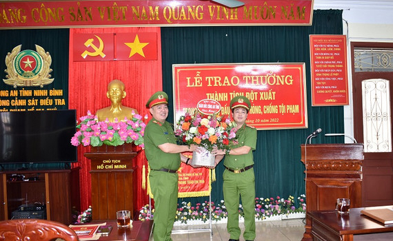 C&ocirc;ng an tỉnh trao thưởng cho đơn vị c&oacute; th&agrave;nh t&iacute;ch xuất sắc trong đấu tranh, ph&ograve;ng chống tội phạm