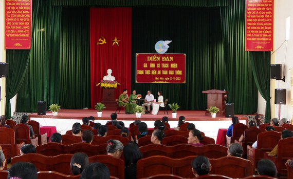Diễn đ&agrave;n "Gia đ&igrave;nh c&oacute; tr&aacute;ch nhiệm trong thực hiện an to&agrave;n giao th&ocirc;ng" tại x&atilde; Như H&ograve;a