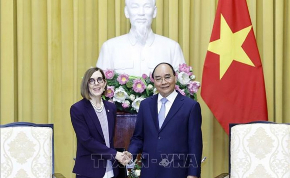 Chủ tịch nước Nguyễn Xu&acirc;n Ph&uacute;c tiếp Thống đốc Bang Oregon, Hoa Kỳ