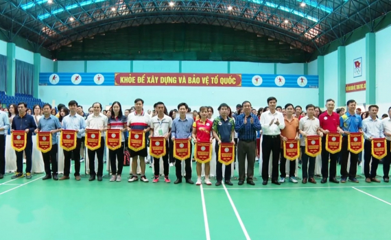 Khai mạc Giải Cầu l&ocirc;ng - B&oacute;ng b&agrave;n ng&agrave;nh Gi&aacute;o dục v&agrave; Đ&agrave;o tạo Ninh B&igrave;nh năm 2022