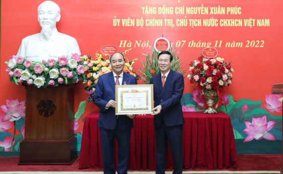 Trao Huy hiệu 40 năm tuổi Đảng tặng Chủ tịch nước Nguyễn Xu&acirc;n Ph&uacute;c