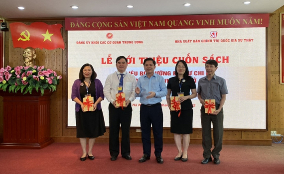 Ra mắt &ldquo;T&agrave;i liệu bồi dưỡng b&iacute; thư chi bộ v&agrave; cấp ủy vi&ecirc;n cơ sở trong Đảng bộ Khối c&aacute;c cơ quan Trung ương&rdquo;