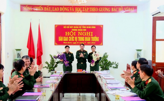 B&agrave;n giao chức vụ Trung đo&agrave;n trưởng Trung đo&agrave;n 855