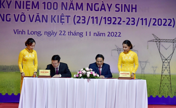 Thủ tướng Ch&iacute;nh phủ Phạm Minh Ch&iacute;nh d&acirc;ng hoa, d&acirc;ng hương tại Khu lưu niệm Thủ tướng V&otilde; Văn Kiệt