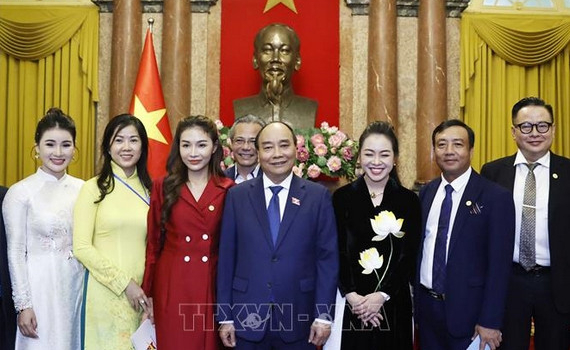 Chủ tịch nước Nguyễn Xu&acirc;n Ph&uacute;c gặp mặt Đo&agrave;n đại biểu Doanh nh&acirc;n Sao đỏ