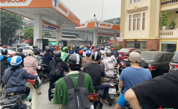 Thủ tướng y&ecirc;u cầu giải quyết dứt điểm t&igrave;nh trạng thiếu xăng dầu cục bộ