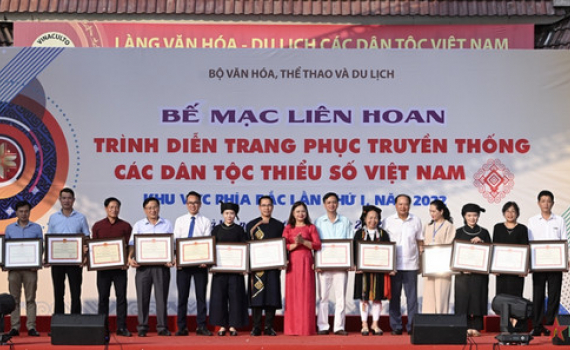 Bế mạc Li&ecirc;n hoan tr&igrave;nh diễn trang phục truyền thống c&aacute;c d&acirc;n tộc thiểu số