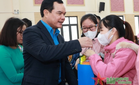 Linh hoạt c&aacute;c h&igrave;nh thức chăm lo Tết Nguy&ecirc;n đ&aacute;n 2024 cho người lao động