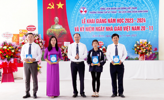 Trường Trung cấp Kỹ thuật - Du lịch C&ocirc;ng đo&agrave;n Ninh B&igrave;nh khai giảng năm học mới