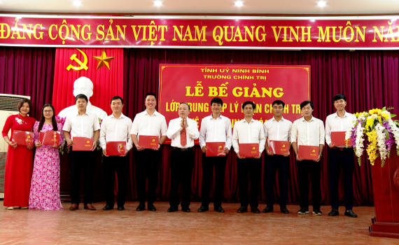Bế giảng lớp Trung cấp l&yacute; luận ch&iacute;nh trị hệ tập trung kh&oacute;a XI