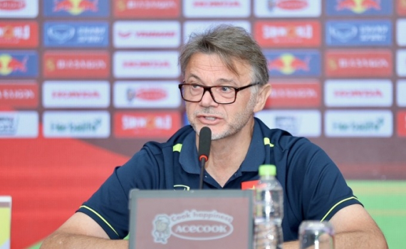 HLV Troussier v&agrave; Casas n&oacute;i g&igrave; trước trận đấu giữa đội tuyển Việt Nam v&agrave; Iraq?