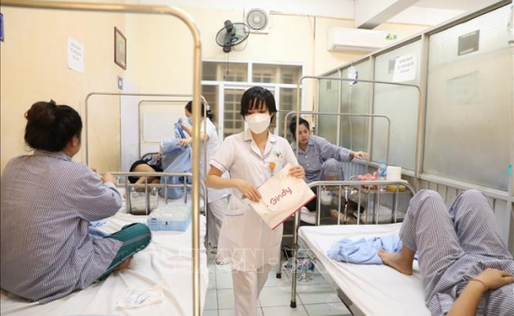 Dịch sốt xuất huyết vẫn b&ugrave;ng ph&aacute;t mạnh, b&aacute;c sĩ cảnh b&aacute;o