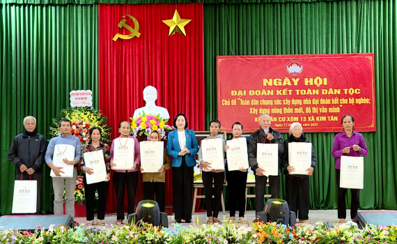 Đồng ch&iacute; Nguyễn Thị Thanh dự Ng&agrave;y hội Đại đo&agrave;n kết to&agrave;n d&acirc;n tộc tại x&atilde; Kim T&acirc;n, huyện Kim Sơn
