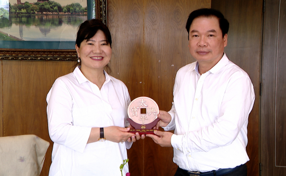 L&atilde;nh đạo tỉnh tiếp x&atilde; giao Phu nh&acirc;n Tổng thống M&ocirc;ng Cổ