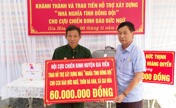 Kh&aacute;nh th&agrave;nh v&agrave; trao tiền hỗ trợ x&acirc;y dựng &ldquo;Nh&agrave; nghĩa t&igrave;nh đồng đội&rdquo; cho CCB tại x&atilde; Gia H&ograve;a