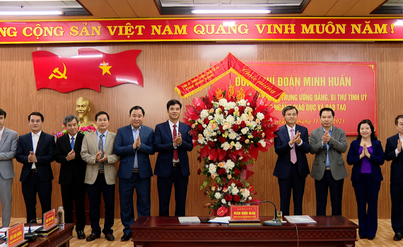 Đồng ch&iacute; B&iacute; thư Tỉnh uỷ thăm, ch&uacute;c mừng v&agrave; l&agrave;m việc với ng&agrave;nh Gi&aacute;o dục v&agrave; Đ&agrave;o tạo
