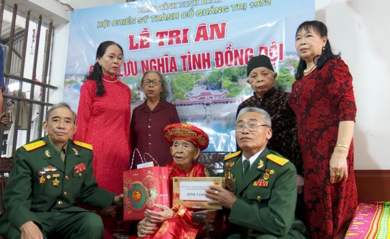 Hội Chiến sỹ Th&agrave;nh Cổ Quảng Trị năm 1972 tỉnh Ninh B&igrave;nh thăm, tặng qu&agrave; Mẹ liệt sỹ