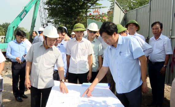 Đồng ch&iacute; Chủ tịch UBND tỉnh Phạm Quang Ngọc kiểm tra Dự &aacute;n cụm c&ocirc;ng tr&igrave;nh thủy lợi Nam s&ocirc;ng V&acirc;n v&agrave; cầu Ch&agrave; L&agrave;