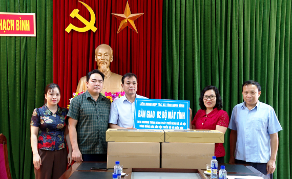 Trao tặng m&aacute;y t&iacute;nh cho c&aacute;c x&atilde; miền n&uacute;i Nho Quan