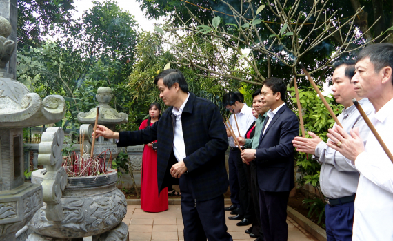 C&aacute;c đồng ch&iacute; l&atilde;nh đạo tỉnh d&acirc;ng hương tại Khu tưởng niệm đồng ch&iacute; Lương Văn Thăng