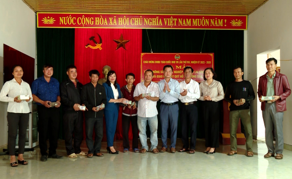 Giao vốn vay Quỹ hỗ trợ n&ocirc;ng d&acirc;n tại x&atilde; Gia H&ograve;a