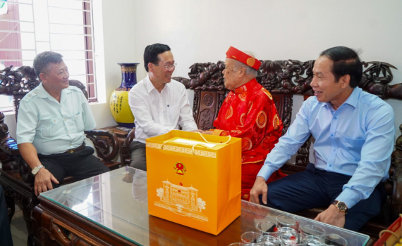 Đề xuất 2 mức qu&agrave; tặng cho người c&oacute; c&ocirc;ng dịp Tết Nguy&ecirc;n đ&aacute;n Gi&aacute;p Th&igrave;n 2024
