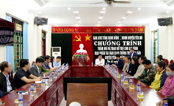 Ban An to&agrave;n giao th&ocirc;ng tỉnh trao qu&agrave; cho c&aacute;c gia đ&igrave;nh nạn nh&acirc;n tai nạn giao th&ocirc;ng