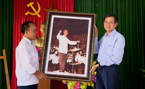 Đồng ch&iacute; B&iacute; thư Tỉnh uỷ dự sinh hoạt thường kỳ tại Chi bộ 8, x&atilde; Kh&aacute;nh Thiện