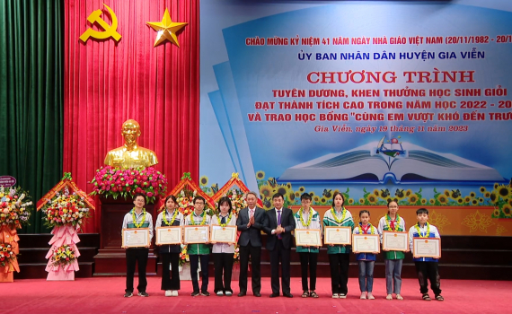 Gia Viễn tuy&ecirc;n dương, khen thưởng học sinh giỏi năm học 2022 -2023 v&agrave; trao học bổng &ldquo;C&ugrave;ng em vượt kh&oacute; tới trường&rdquo;