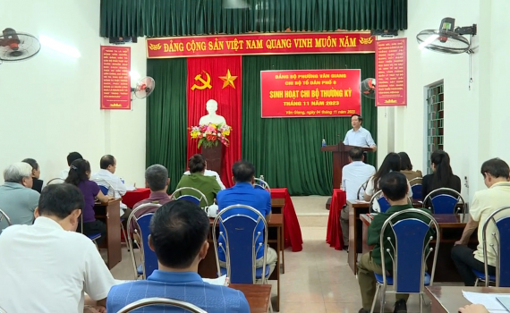 Đồng ch&iacute; Chủ tịch UBND tỉnh dự sinh hoạt thường kỳ tại Chi bộ 8, phường V&acirc;n Giang, th&agrave;nh phố Ninh B&igrave;nh