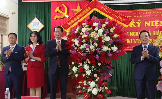 Đồng ch&iacute; Chủ tịch UBND tỉnh thăm, ch&uacute;c mừng nh&acirc;n Kỷ niệm ng&agrave;y Nh&agrave; gi&aacute;o Việt Nam tại huyện Kim Sơn, Y&ecirc;n Kh&aacute;nh