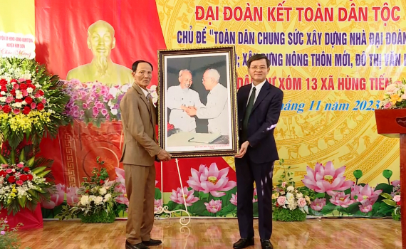 C&aacute;c đồng ch&iacute; l&atilde;nh đạo tỉnh dự Ng&agrave;y hội Đại đo&agrave;n kết to&agrave;n d&acirc;n tộc tại một số khu d&acirc;n cư 