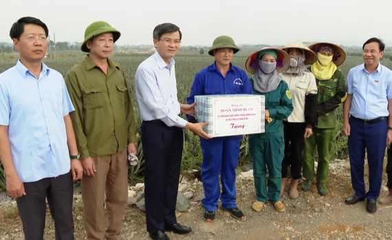 Đồng ch&iacute; B&iacute; thư Tỉnh ủy l&agrave;m việc với C&ocirc;ng ty Cổ phần thực phẩm xuất khẩu Đồng Giao