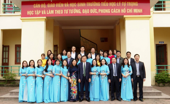 C&aacute;c đồng ch&iacute; l&atilde;nh đạo tỉnh thăm, ch&uacute;c mừng ng&agrave;y Nh&agrave; gi&aacute;o Việt Nam 20/11