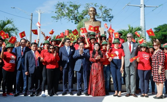 Kh&aacute;nh th&agrave;nh t&ocirc;n tạo Tượng đ&agrave;i Chủ tịch Hồ Ch&iacute; Minh tại Dominica