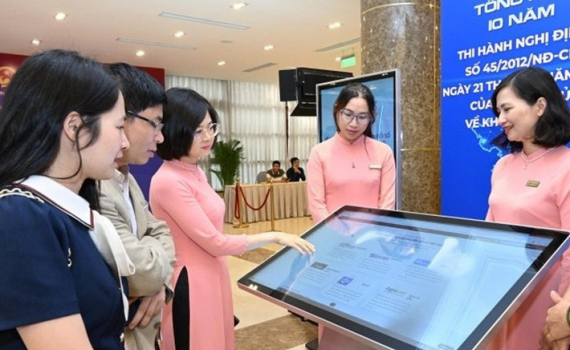 Chuyển đổi số l&agrave; bước đi bắt buộc
