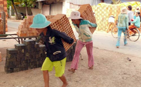 Cần chấm dứt t&igrave;nh trạng trẻ em l&agrave;m việc nặng nhọc