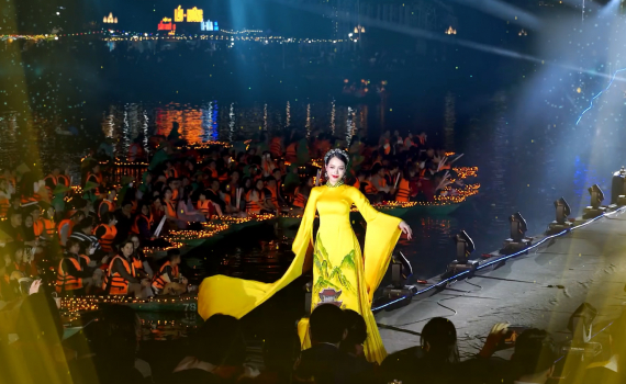 Show diễn thời trang Ninh B&igrave;nh "&Aacute;o d&agrave;i tr&ecirc;n con đường di sản"