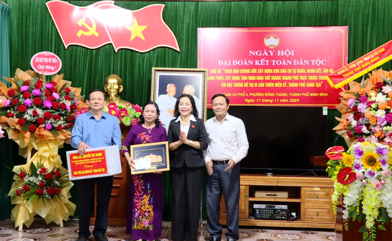 Đồng ch&iacute; Ph&oacute; Chủ tịch Quốc hội dự Ng&agrave;y hội Đại đo&agrave;n kết to&agrave;n d&acirc;n tộc tại phố 4, phường Đ&ocirc;ng Th&agrave;nh