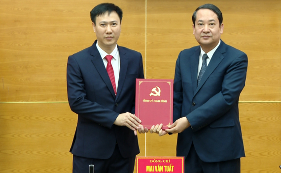 C&ocirc;ng bố Quyết định của Ban Thường vụ Tỉnh ủy Ninh B&igrave;nh về c&ocirc;ng t&aacute;c c&aacute;n bộ