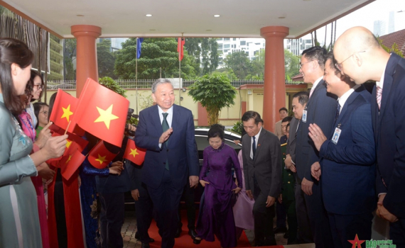 Tổng B&iacute; thư T&ocirc; L&acirc;m v&agrave; Phu nh&acirc;n thăm Đại sứ qu&aacute;n v&agrave; gặp gỡ cộng đồng người Việt Nam tại Malaysia