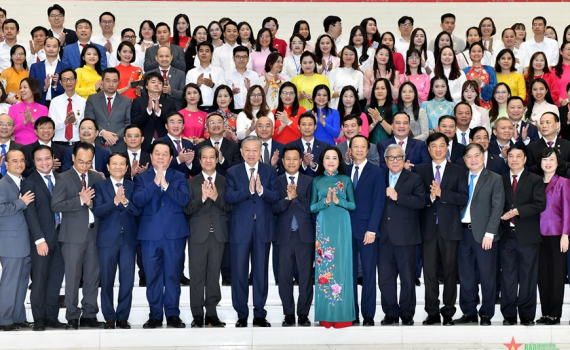 Tổng B&iacute; thư T&ocirc; L&acirc;m gặp mặt đại diện nh&agrave; gi&aacute;o, c&aacute;n bộ quản l&yacute; gi&aacute;o dục nh&acirc;n Ng&agrave;y Nh&agrave; gi&aacute;o Việt Nam 20-11