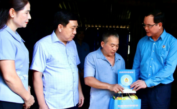 Hỗ trợ trẻ em mồ c&ocirc;i l&agrave; con đo&agrave;n vi&ecirc;n c&ocirc;ng đo&agrave;n, người lao động tử vong do b&atilde;o số 3