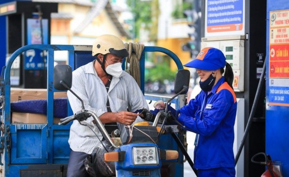 Từ chiều nay (14-11), gi&aacute; xăng dầu đồng loạt giảm