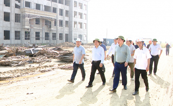 Đồng ch&iacute; Chủ tịch UBND tỉnh Phạm Quang Ngọc kiểm tra tiến độ x&acirc;y dựng trường Đại học Hoa Lư
