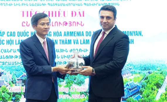 Đồng ch&iacute; B&iacute; thư Tỉnh ủy tiếp x&atilde; giao Chủ tịch Quốc hội Armenia