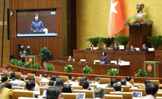 Bộ trưởng Y tế đề xuất c&oacute; Nghị quyết về cấm thuốc l&aacute; điện tử, thuốc l&aacute; nung n&oacute;ng