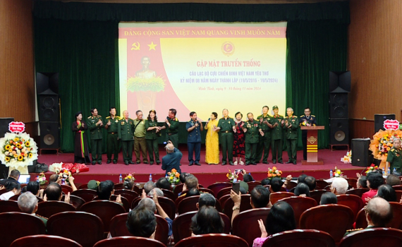 Kỷ niệm 8 năm ng&agrave;y th&agrave;nh lập C&acirc;u lạc bộ cựu chiến binh Việt Nam y&ecirc;u thơ